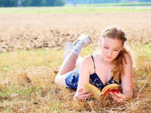 Read Teenager Woman Adults  - AmrThele / Pixabay